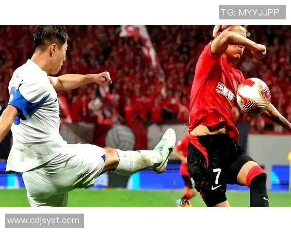 足球明星遭遇尴尬瞬间被掏蛋引发热议网友纷纷调侃评论不断 足球明星遭遇尴尬瞬间被掏蛋引发热议网友纷纷调侃评论不断